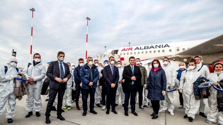 30 medici arrivati dall'Albania in Italia accolti dal ministro Di Maio