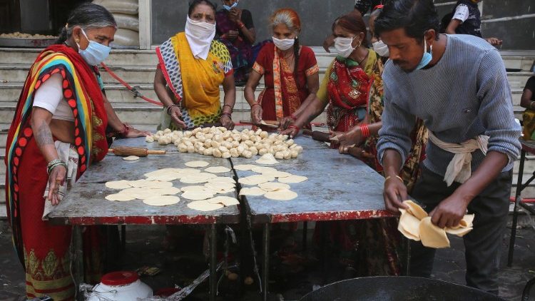 Indien in Corona-Zeiten: Freiwillige bereiten Mahlzeiten für Arbeitsmigranten zu 