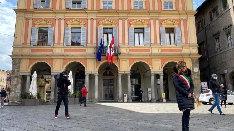 Piacenza hat im Gedenken an die Cornavirusopfer seine Flaggen auf Halbmast gesetzt. Rechts im Bild: Bürgermeisterin Barbieri.