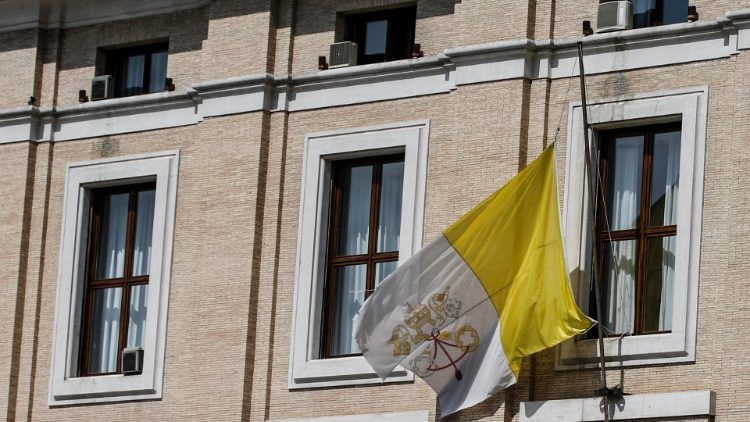 Bandeira do Vaticano a meio-mastro em prédio na Praça Pio XI