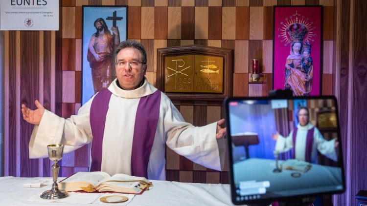El sacerdote José Luis Hernández celebra la Santa Misa transmitida en las Redes Sociales.