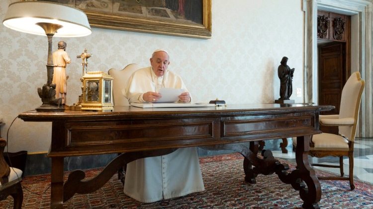 Папата Фрањо со видео порака се обрати до аргентинските свештеници
