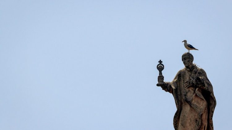 Estátua sobre a Colunata de Bernini