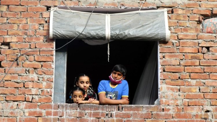 Bambini in isolamento per il Covid19,  in una povera casa in Pakistan