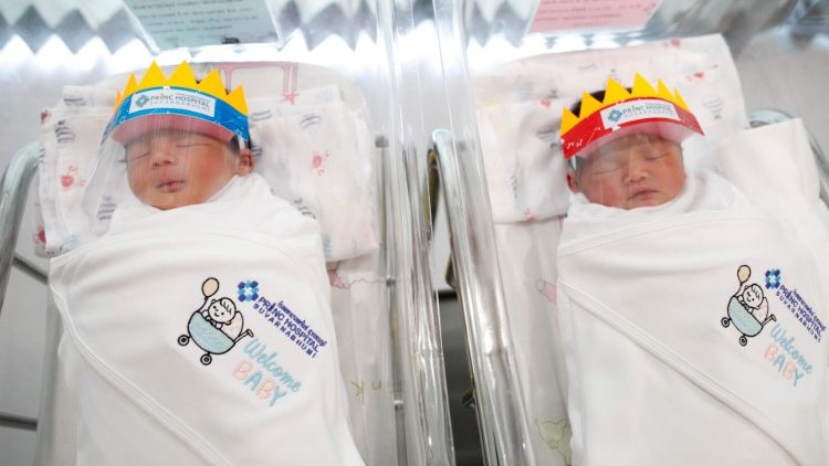 Bebés recién nacidos en un hospital de Tailandia.