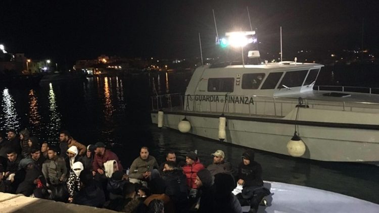 Migranti al molo del porto di Lampedusa