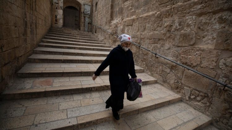 Ordensfrau in der Nähe der Grabeskirche in Jerusalem