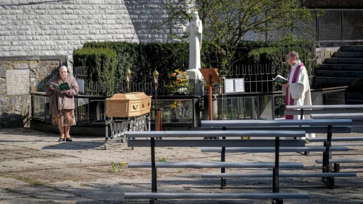 Funérailles sur le site  des Sanctuaires de Beauraing, en Belgique, le 10 avril 2020
