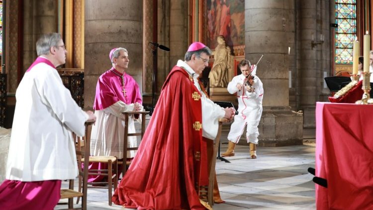 Mgr Michel Aupetit, archevêque de Paris, vénére la Couronne d'épines du Christ, Vendredi Saint, le 10 avril 2020 en la cathédrale Notre-Dame de Paris, un an après son incendie. 