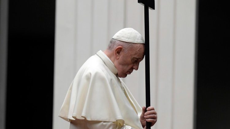 教宗于圣周五在圣伯多禄广场主持公拜苦路