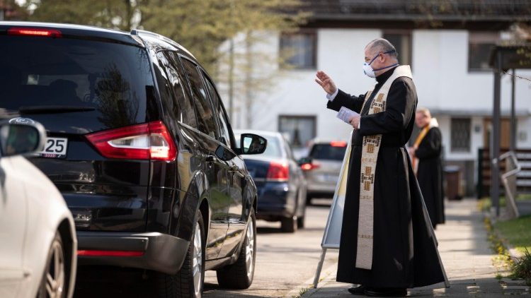 Priester bei einem Drive-in-Segen in München am 11. April