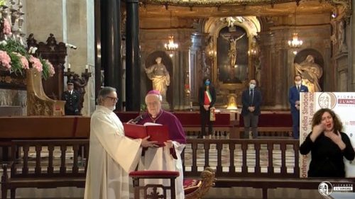 Le Saint-Suaire de Turin vénéré lors d'une prière spéciale