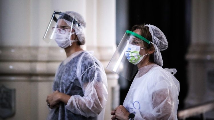 Avant de reprendre le travail, deux infirmières prient dans une église de Buenos Aires, le 11 avril dernier.