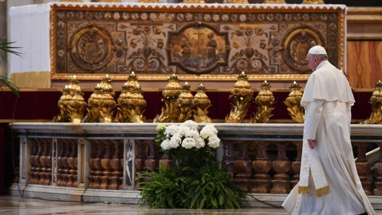 Franziskus verlässt am letzten Sonntag nach dem Ostersegen den Petersdom
