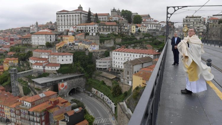 Bénédiction de la ville de Porto avec le Saint-Sacrement, le 12 avril 2020, dimanche de Pâques.