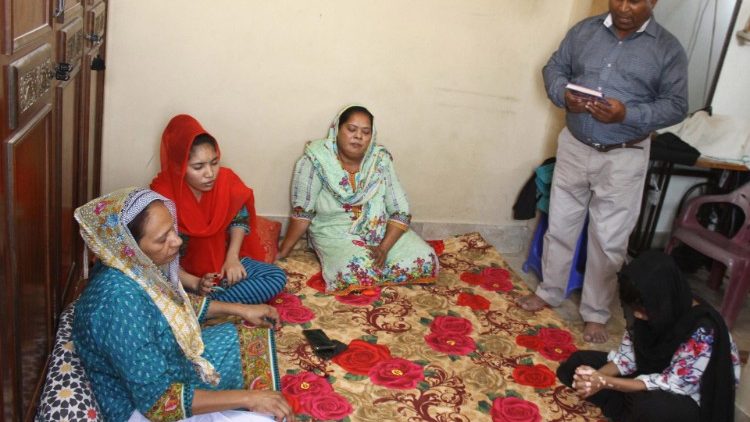 Une famille pakistanaise prie à domicile à Hyderabad au sud du pays.