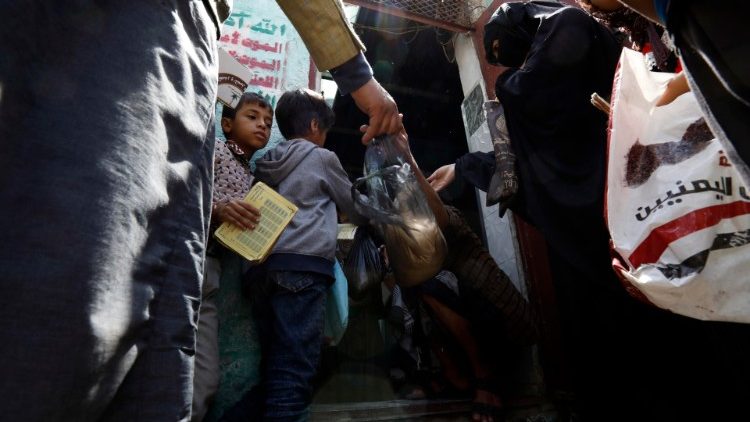 也门百姓领救济物资