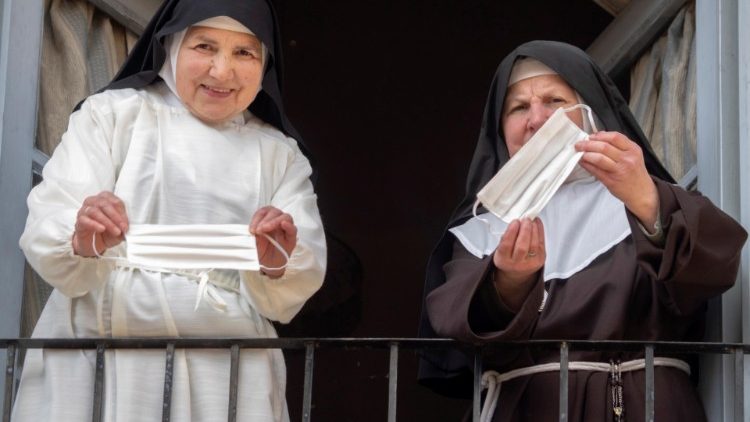 Deux religieuses à Monforte de Lemos, en Galice (Espagne), le 14 avril 2020