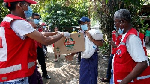 Myanmar, il cardinale Bo: “Virus povertà è genocidio silenzioso"