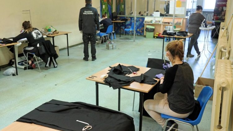 Weibliche Häftlinge stellen in einem polnischen Gefängnis Atemschutzmasken her