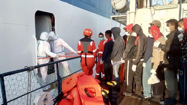 Rettungsschiff Alan Kurdi empfängt einige Flüchtlinge an Deck