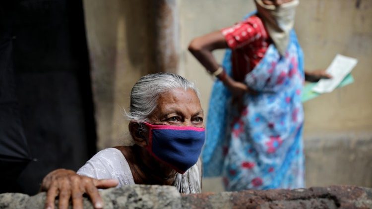 Senhora idosa protegida por máscara em Kolkata, Índia