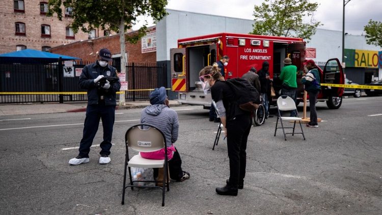 Obdachlose in Los Angeles warten darauf, auf Covid-19 getestet zu werden
