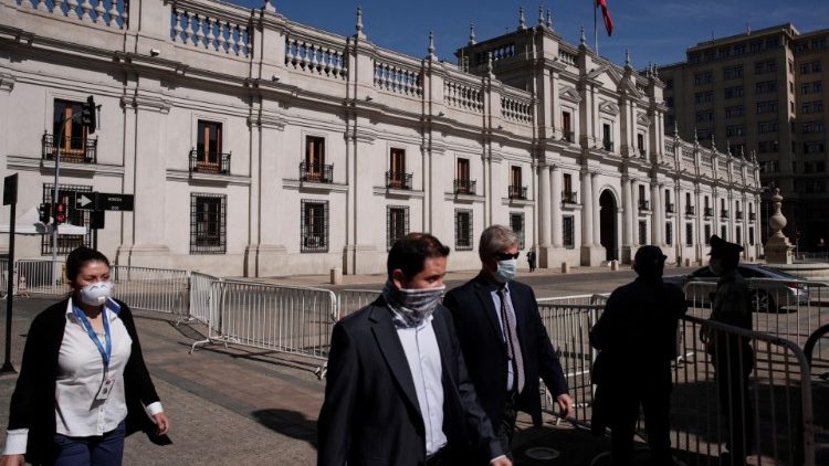 Pessoas usando máscaras em frente ao Palácio de la Moneda, em Santiago do Chile