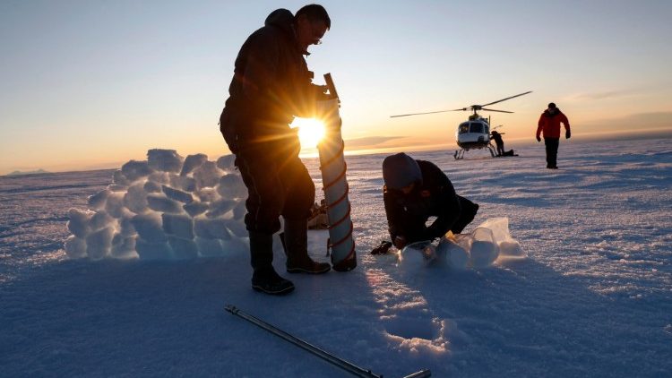 Glaciologistas recolhem amostras na Antártida para pesquisa sobre as mudanças climáticas