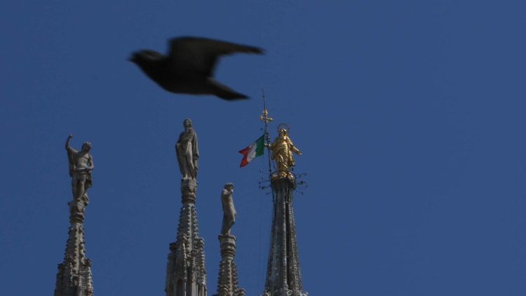 A milánói dóm fölött is elszáll a remény madara