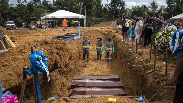 Funerali di gruppo a Manaus, la metropoli più grande dell'Amazzonia brasiliana