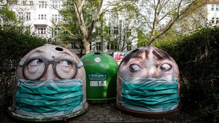 Contenedores de basura artísticos en Berlín, Alemania.