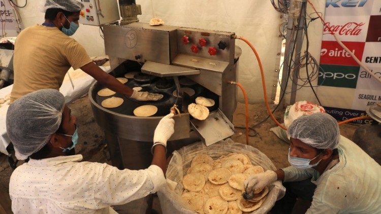 Pakistańscy katolicy przygotowują paczki żywnościowe