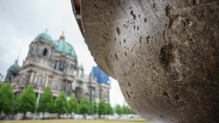 Берлинската катедрала и белези по близките до нея сгради, останали още от Втората световна война