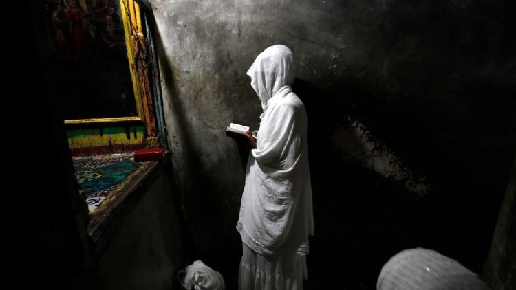Etíope cristã ortodoxa em oração