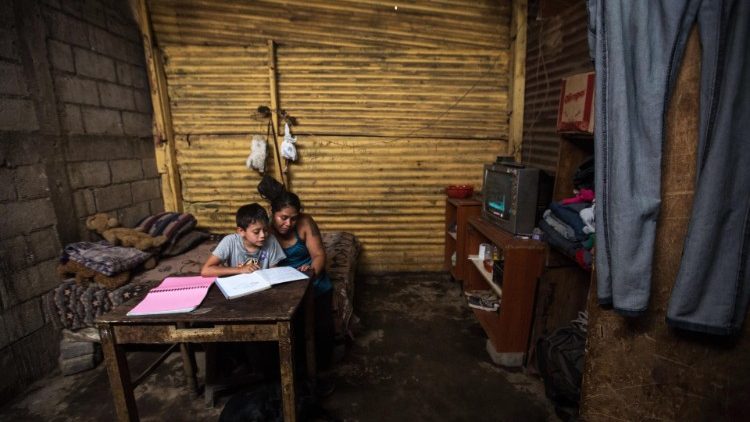 Un niño estudiando, en su hogar en Guatemala