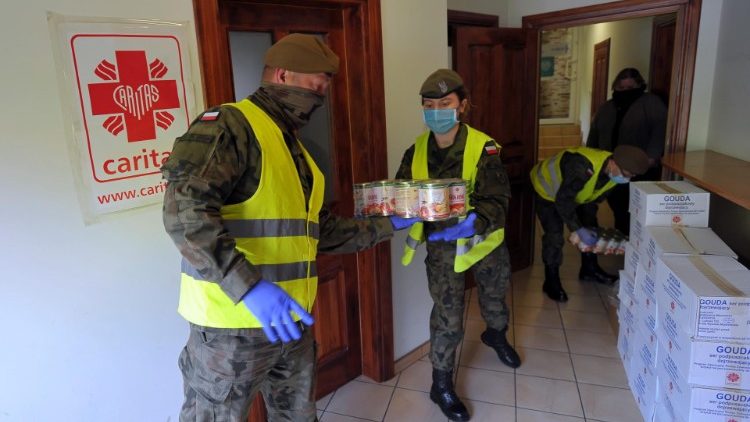 Polnische Soldaten übergeben der Caritas Nahrungsmittelspenden