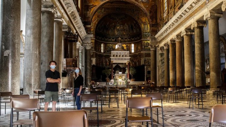A Rome, dans l'église de Sainte-Marie dans le Trastevere, des chaises ont remplacés les bancs traditionnels, le 7 mai 2020. 