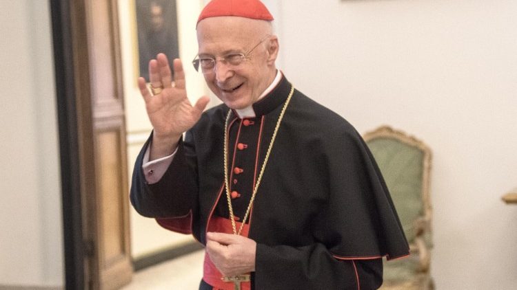 L'arcivescovo di Genova Angelo Bagnasco annuncia il suo successore Marco Tasca