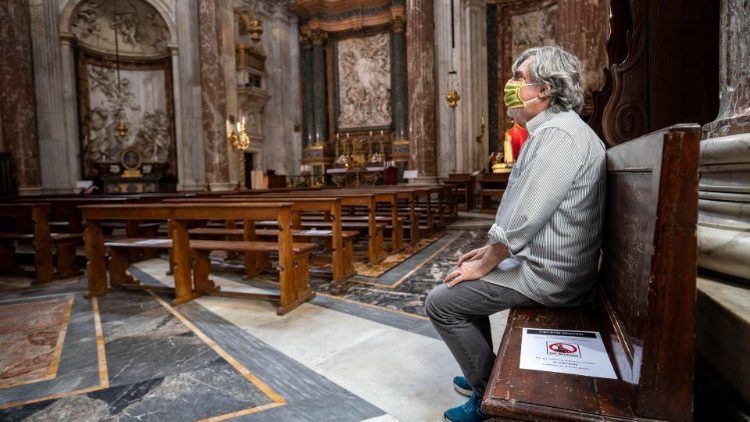Fiel reza en una iglesia de Italia.