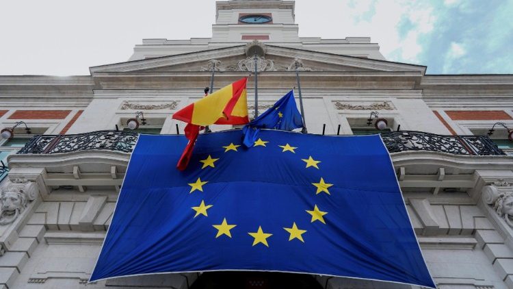 मैडरिड के सिटी हॉल के बाहर यूरोपीय संघ का झंडा