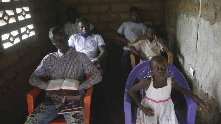 Una familia ofrece oraciones en casa en medio de la pandemia de COVID-19.