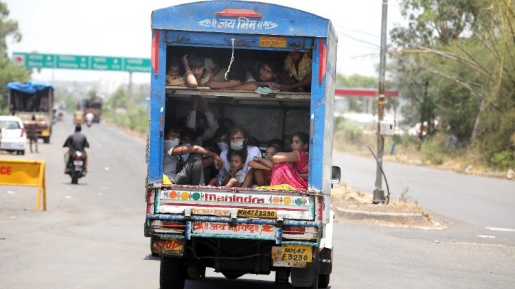 Miles de trabajadores migrantes en India regresan a sus pueblos después de que el gobierno anunciara la extensión del bloqueo por dos semanas hasta el 17 de mayo.