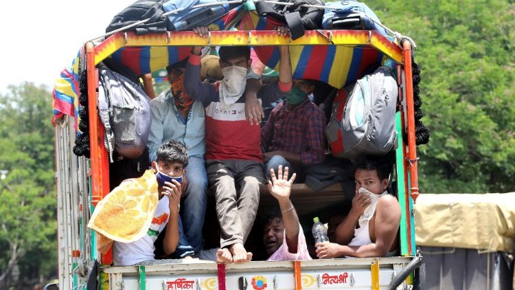 Des travailleurs migrants indiens sur le chemin du retour vers leur village, près de Bhopal dans l'État de Madhya Pradesh, le 11 mai 2020. 