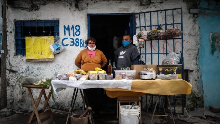 貧窮的阿根廷農民在售賣食品