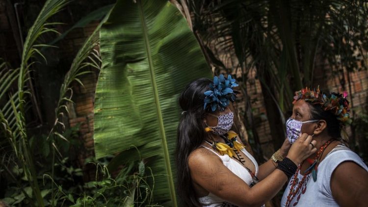 Mujeres indígenas usan las mascarillas para prevenir la difusión del contagio.