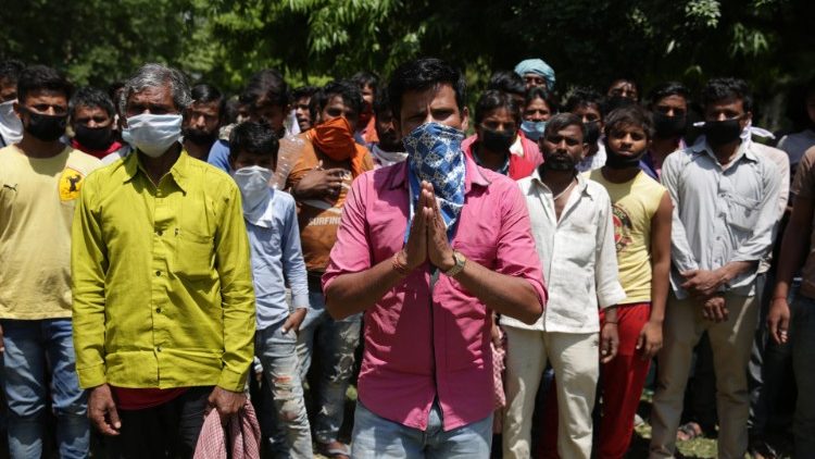 Des travailleurs migrants de l'État du Bihar, en Inde, cherchant à quitter Amritsar, le 18 mai 2020.