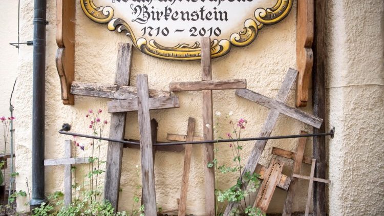 Kreuze in der Birkenstein-Pilgerkapelle in Fischbachau/Bayern am Himmelfahrtstag