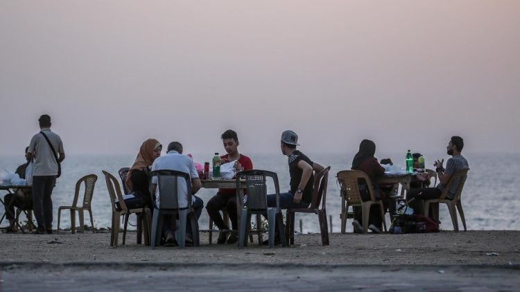 Rupture du jeûne (Iftar) sur une plage de Gaza