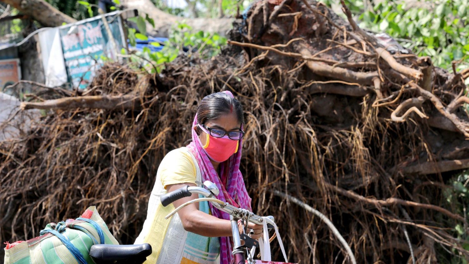 Caritas wspiera ofiary potężnego cyklonu w indiach i bangladeszu - vatican news